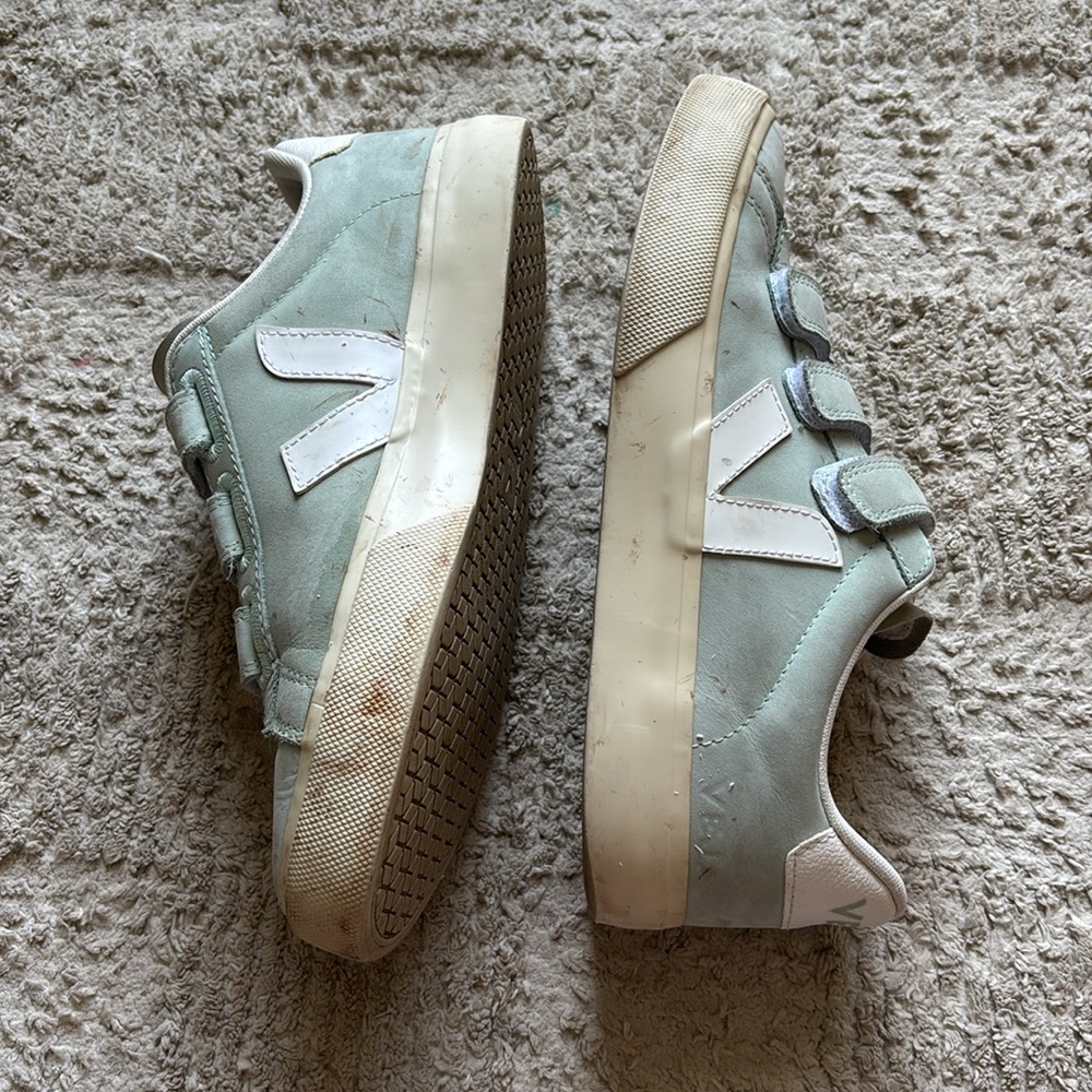 Veja Sneakers in Light Blue - Picture 2 of 4